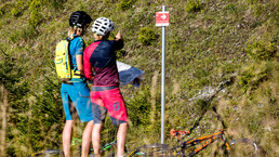 Steinernes Meer Mountainbiker orientieren sich an Wegpfeilern