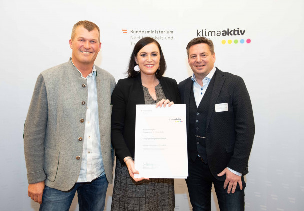 Klima-Aktiv-Auszeichnung Representatives of the region with Minister Köstinger with the Climate Active Award
