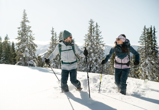 Schneeschuhwandern | © Moritz Ablinger Couple snowshoeing in Saalfelden-Leogang | © Moritz Ablinger